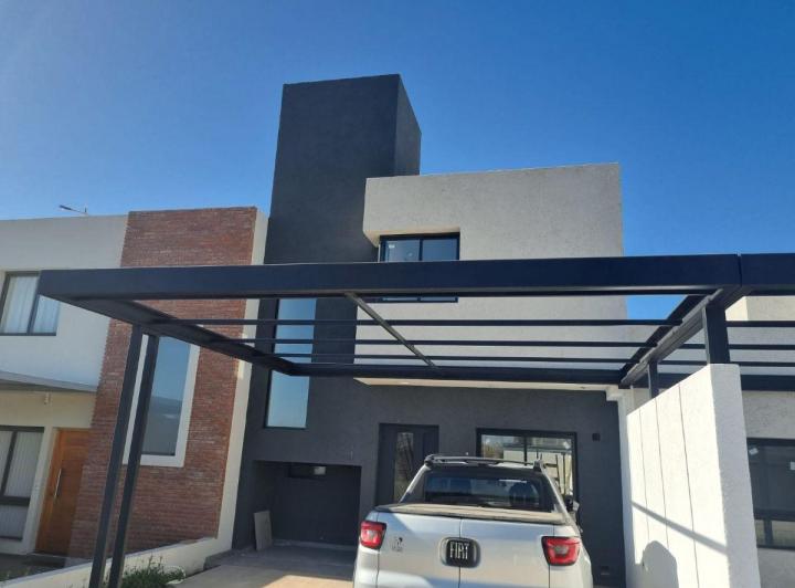 Casa · 112m² · 4 Ambientes · 2 Cocheras