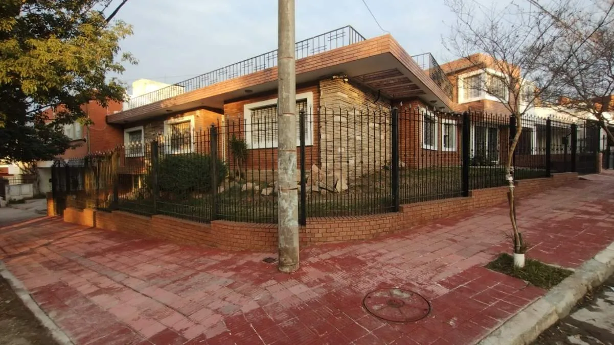 HERMOSA CASA ESQUINA Bº MAIPÚ