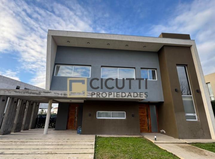 Casa · 219m² · 4 Ambientes · 2 Cocheras