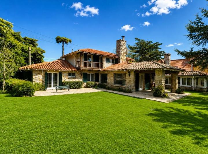Casa · 392m² · 7 Ambientes · 2 Cocheras