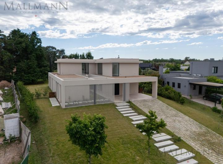 Casa · 330m² · 10 Ambientes · 2 Cocheras
