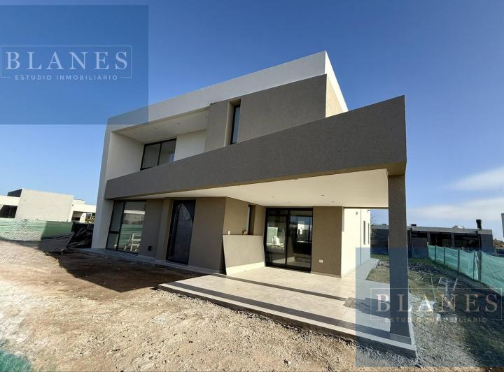 Casa · 201m² · 4 Ambientes · 3 Cocheras