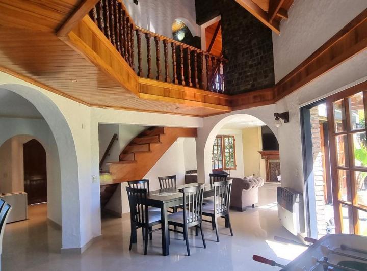 Casa · 220m² · 4 Ambientes · 4 Cocheras