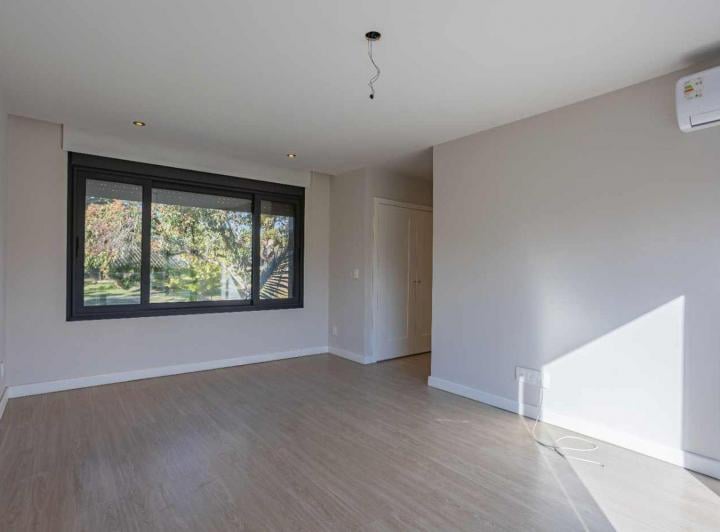 Casa · 232m² · 6 Ambientes · 4 Cocheras