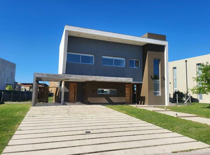 Casa · 265m² · 4 Ambientes · 2 Cocheras