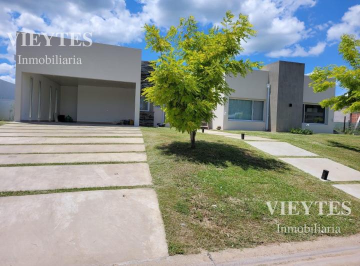 Casa · 220m² · 6 Ambientes · 2 Cocheras