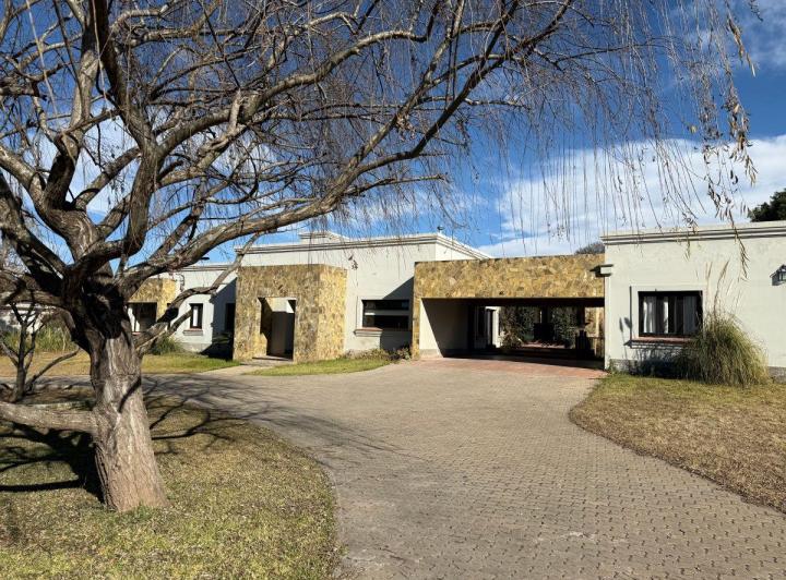 Casa · 300m² · 6 Ambientes · 2 Cocheras