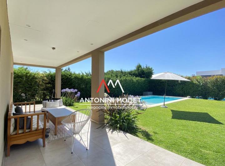 Casa · 340m² · 4 Ambientes · 2 Cocheras