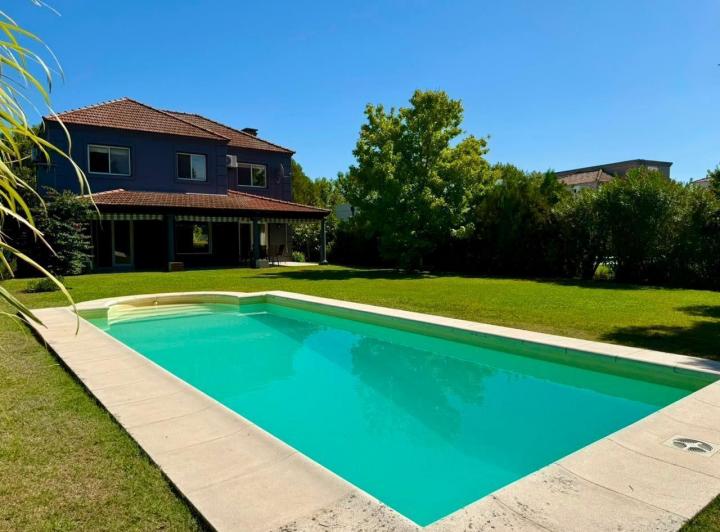 Casa · 180m² · 6 Ambientes · 2 Cocheras