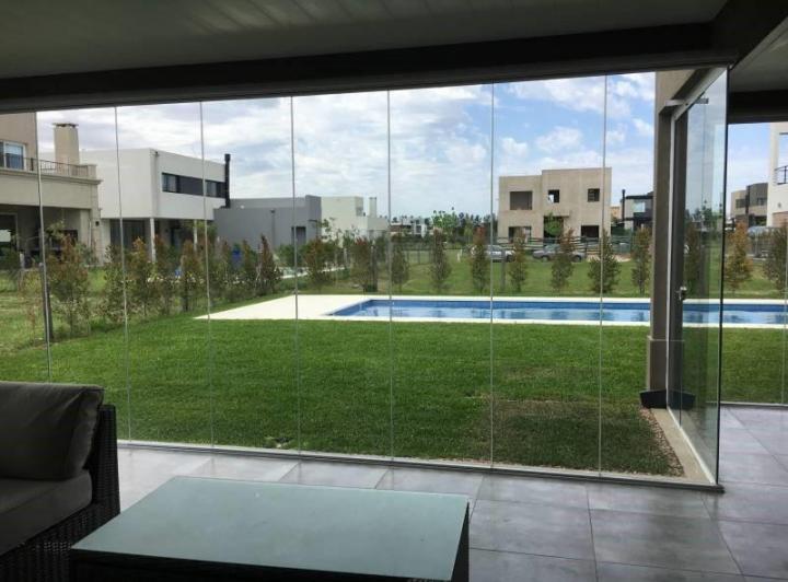 Casa · 210m² · 5 Ambientes · 2 Cocheras