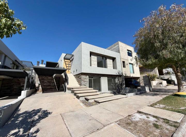 Casa · 200m² · 4 Ambientes · 1 Cochera