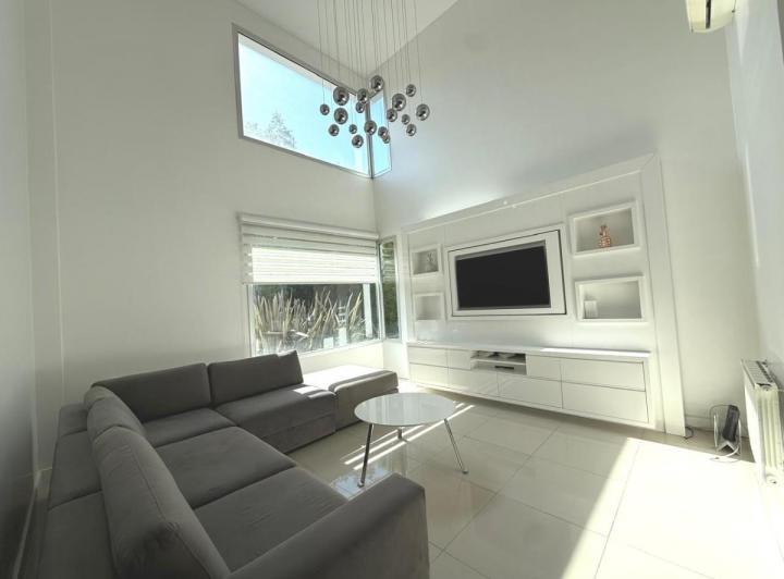 Casa · 250m² · 4 Ambientes · 2 Cocheras