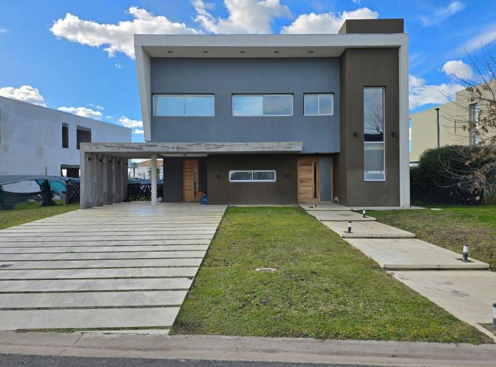 Casa · 4 Ambientes · 3 Cocheras
