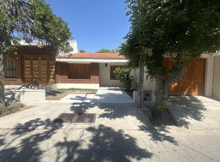 Casa · 200m² · 6 Ambientes · 1 Cochera