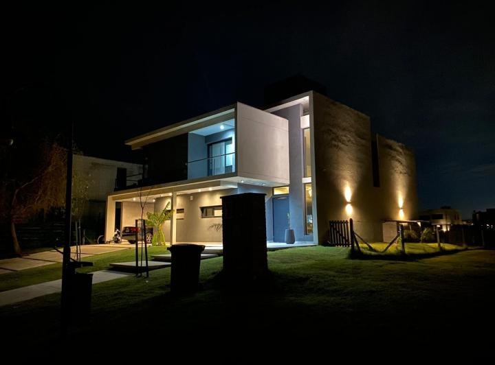 Casa · 300m² · 7 Ambientes · 2 Cocheras