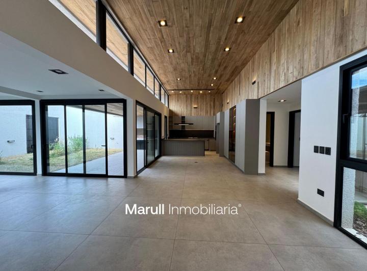 Casa · 230m² · 6 Ambientes · 2 Cocheras