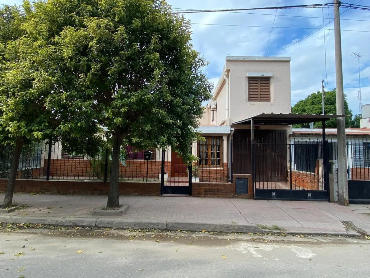 Venta Casa Apta Credito 4 Dorm. Quincho Cerrado y Cochera Zona Sur