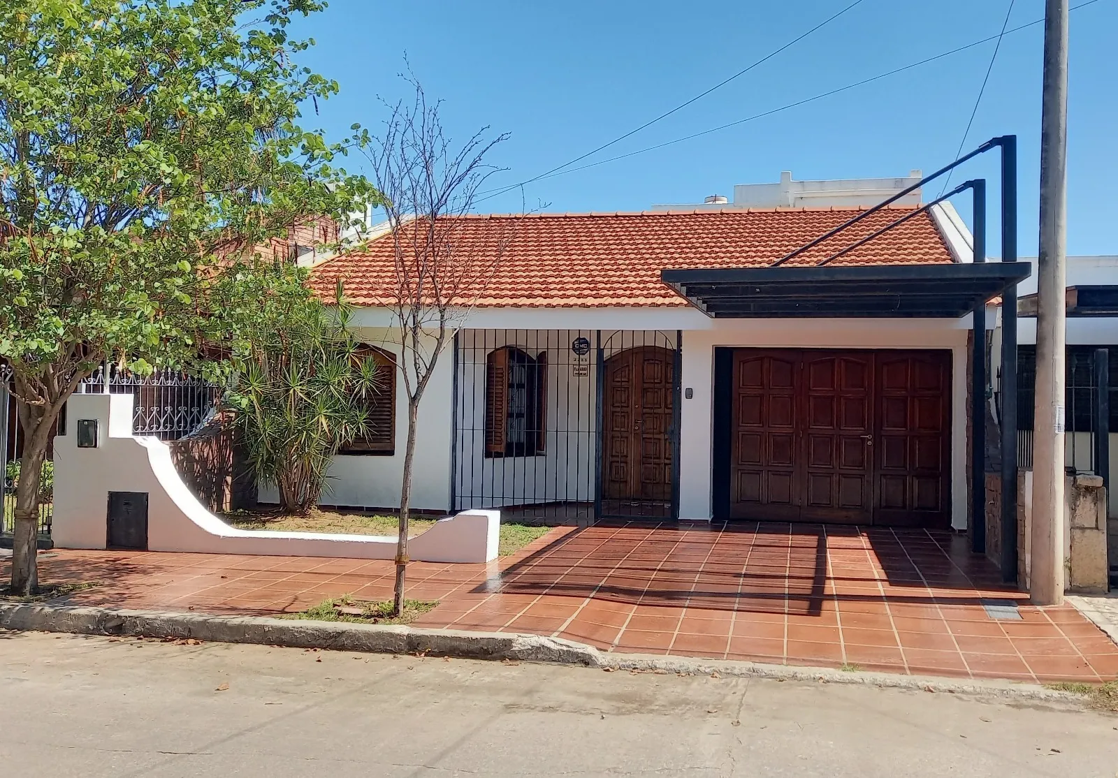 HERMOSA CASA 4 DORMIT, PILETA CON CALDERA, QUINCHO, BAÑO CON JACUZZI. B° VILLA C