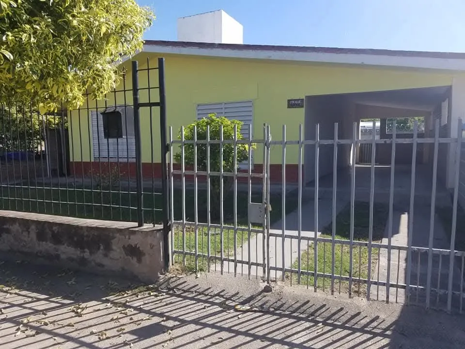 SE VENDE CASA DE 2 DORM CON PATIO A MTS DE AV DONATO ALVAREZ