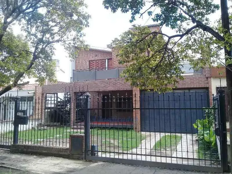 VENDO 2 CASAS JUNTAS-Av. GAUSS 6000-FRENTE ACADEMIA ARGUELLO-U$$ 180.000