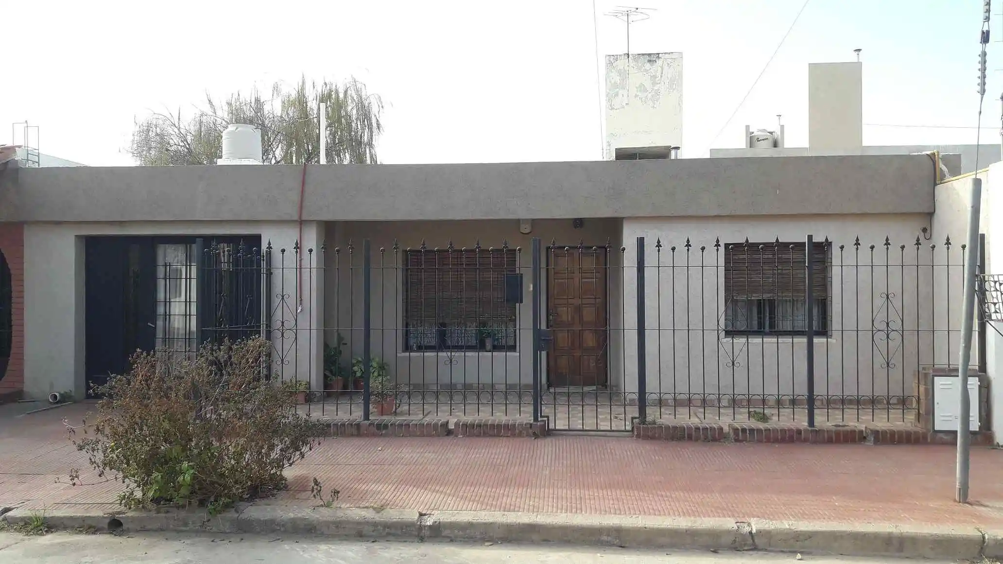 VENTA CASA Bº SANTA ISABEL-CLEVELAND 5135-  2D LIV COC/COMEDOR GJE U$D 62.000