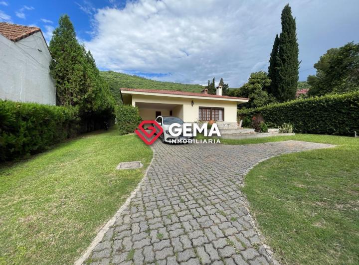 Casa · 317m² · 9 Ambientes · 2 Cocheras