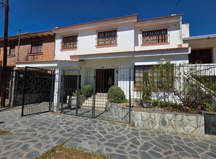Casa · 250m² · 10 Ambientes · 2 Cocheras