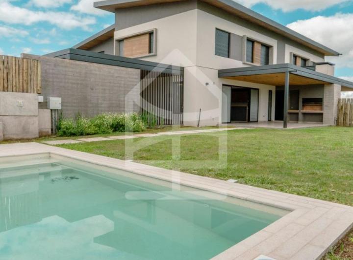 Casa · 165m² · 4 Ambientes · 2 Cocheras