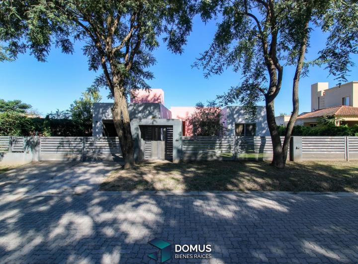 Casa · 210m² · 7 Ambientes · 2 Cocheras