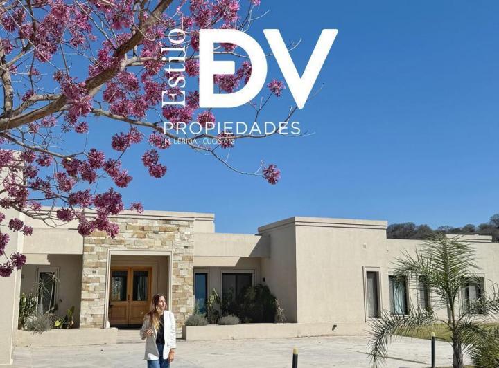 Casa · 3240m² · 4 Ambientes · 2 Cocheras