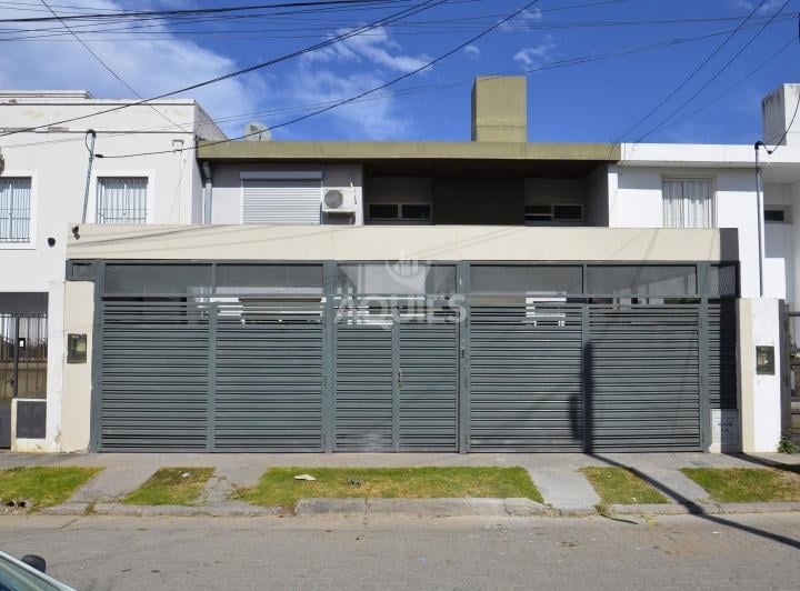 Casa · 165m² · 8 Ambientes · 2 Cocheras