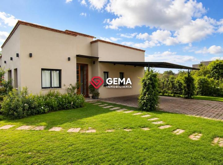 Casa · 208m² · 8 Ambientes · 2 Cocheras
