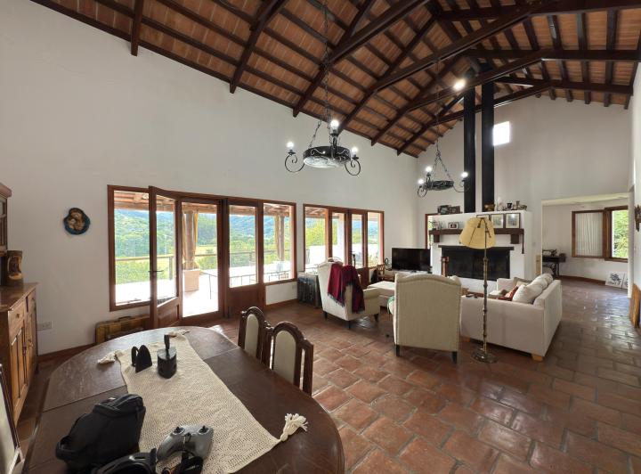 Casa · 330m² · 7 Ambientes · 2 Cocheras
