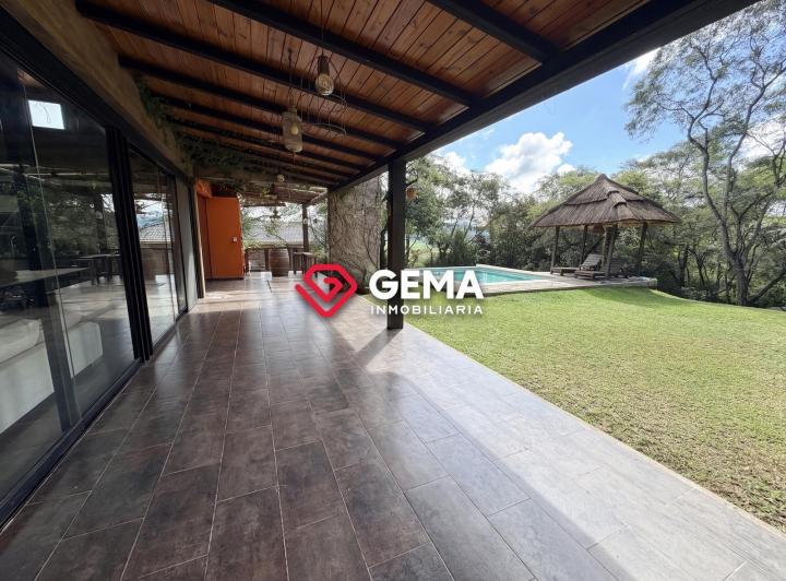 Casa · 200m² · 8 Ambientes · 2 Cocheras