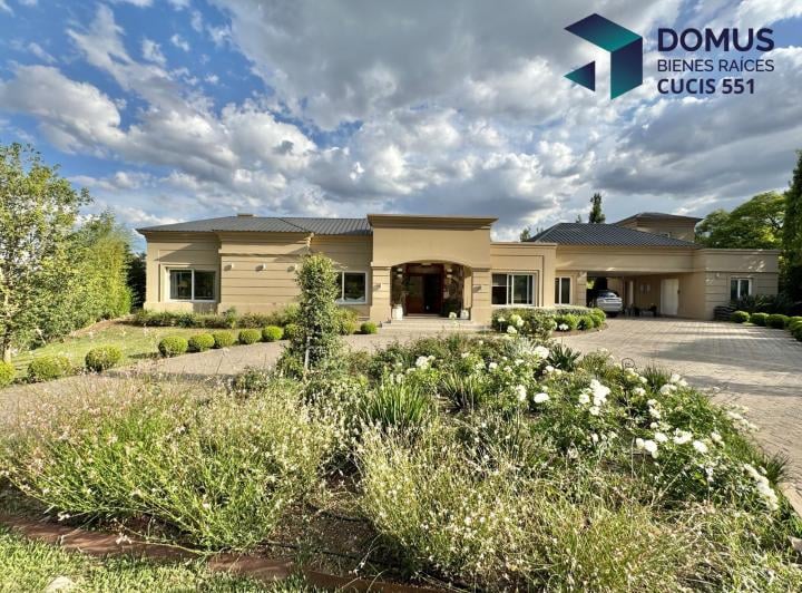 Casa · 700m² · 5 Dormitorios · 2 Cocheras