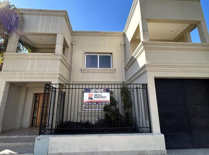 Casa · 340m² · 8 Ambientes · 2 Cocheras