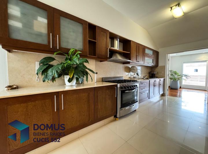 Casa · 550m² · 5 Dormitorios · 2 Cocheras