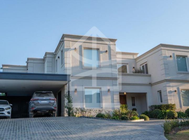 Casa · 560m² · 5 Ambientes · 2 Cocheras