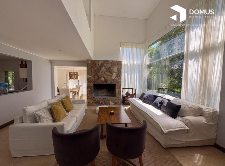 Casa · 350m² · 4 Dormitorios · 2 Cocheras
