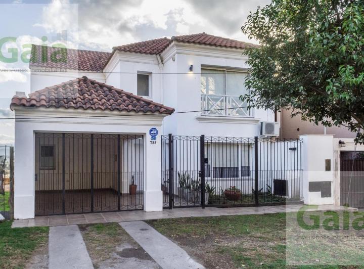 Casa · 250m² · 4 Ambientes · 1 Cochera