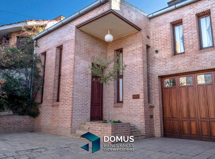 Casa · 400m² · 5 Dormitorios · 4 Cocheras