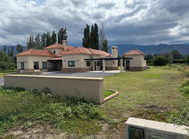 Casa · 270m² · 6 Ambientes · 2 Cocheras