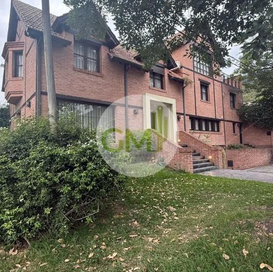 Casa · 450m² · 8 Ambientes · 2 Cocheras