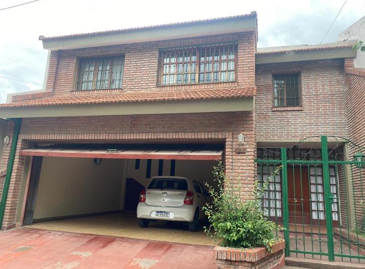 Casa · 365m² · 6 Ambientes · 2 Cocheras
