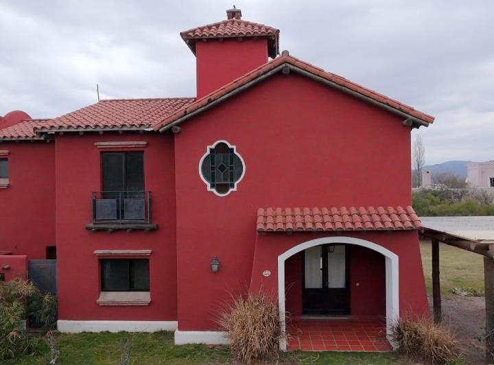 Casa · 220m² · 5 Ambientes · 1 Cochera