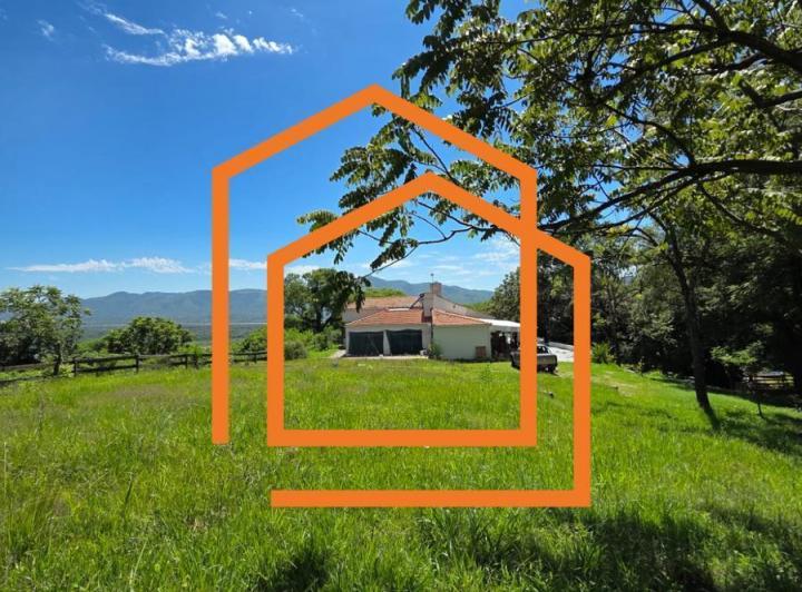 Casa · 215m² · 6 Ambientes · 1 Cochera