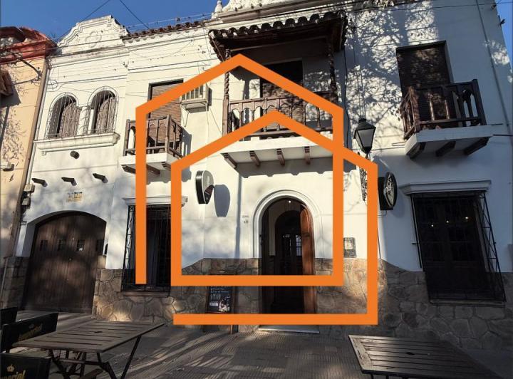 Casa · 223m² · 8 Ambientes · 1 Cochera
