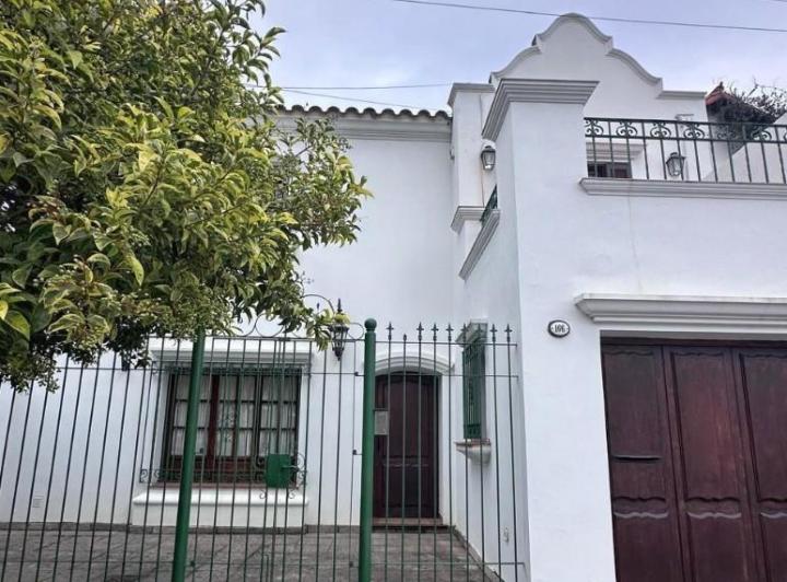 Casa · 300m² · 5 Ambientes · 1 Cochera