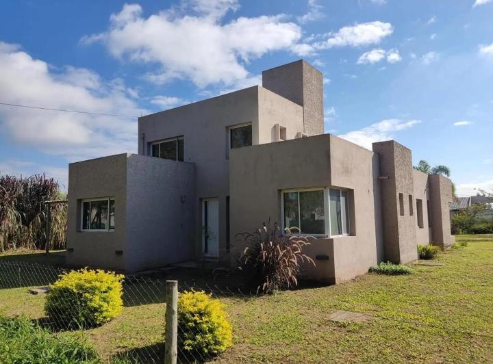 Casa · 200m² · 4 Ambientes · 6 Cocheras