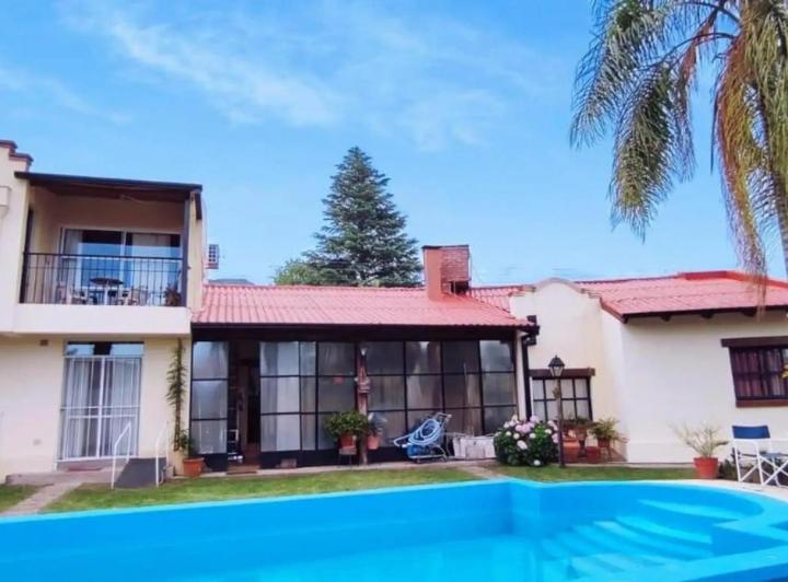 Casa · 420m² · 6 Ambientes · 4 Cocheras